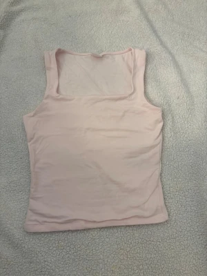 Ljusrosa linnetopp från Gina Tricot - Säljer en ljusrosa linnetopp från Gina Tricot 💕 Toppen är ärmlös med klassisk rund halsringning och tillverkad i mjuk bomull. Perfekt för en enkel och clean look.