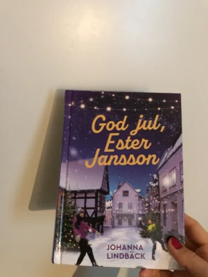 God jul, Ester Jansson - En mysig bok med julstämning och pirr, perfekt för dig som gillar romantiska feelgood-berättelser. Följ med till Visby och upplev både snö, julbelysning och spännande möten. Passar dig som vill ha både värme och lite nerv i läsningen!