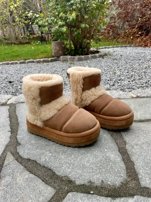 Jättefina UGGs (nypris: 3000kr) - UGGS Boots W Classic Cloudpeek! Använda max 10 gånger, så i nyskick! Köpta på NK i Göteborg för 3000kr💞  • Varmfodrade boots i mocka med plattformsula • Foder i mjuk, varm fårpäls • Synliga detaljer i fårpäls • Yttersula i gummi • Skafthöjd: 14 cm i stl 37 • Sulhöjd: 5 cm