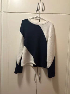 Svartvit stickad tröja Gina Tricot - Säljer en snygg stickad tröja från Gina Tricot i svart och vitt med coolt blockmönster. Tröjan har rund halsringning och långa ärmar. Materialmix med ull, polyester och lite alpacka för extra mjuk känsla. Perfekt för dig som gillar stilrena kontraster. Det är 14% ull den är i storlek 170 men passar en som bär xs/s