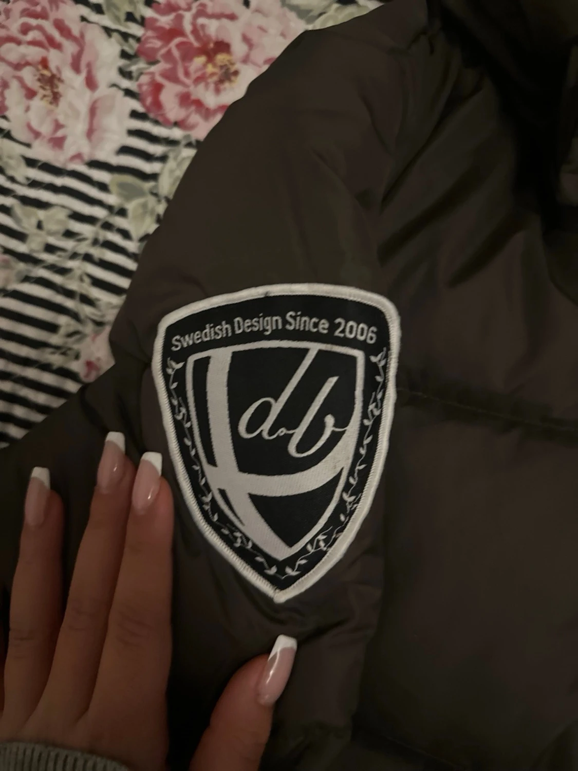 Mörkbrun dunväst med huva från db