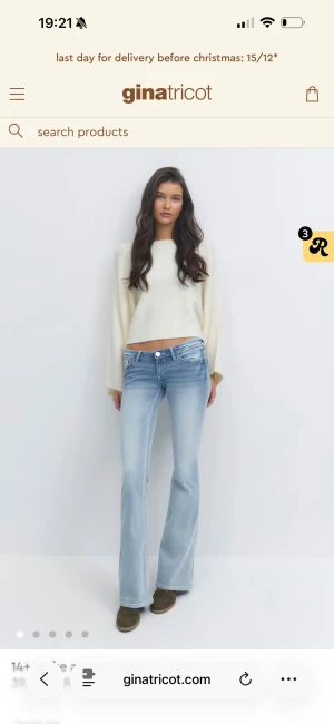 Ljusblå bootcut jeans från Gina Tricot - Snygga ljusblå jeans med bootcut från Gina Tricot. Jeansen har låg midja, i Tall
