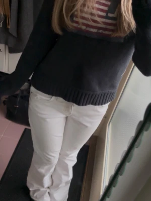 Vita bootcut jeans  - Fina vita bootcut jeans. Lite långa på mig som är ca 160. Nästan oanvända💕