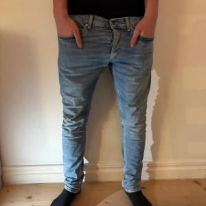 Ljusblå jeans från Dondup - Snygga ljusblå jeans från Dondup, tillverkade i Italien. Dondup George.         Längd 95cm