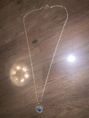 Äkta silverhalsband - Halsband i äkta silver, evil eye 🧿 med små glittrande stenar runt om. Använd fåtal gånger🩵