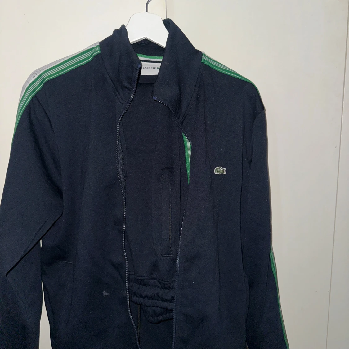 Mörkgrön set, ziptröja och mjukis från Lacoste med gröna ränder - 1