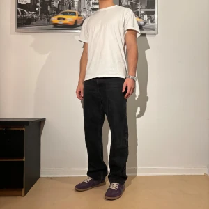 Svarta straight fit jeans från weekday - Svarta jeans från weekday med klassisk straight fit och normal passform. Jeansen har fem fickor, diskreta sömmar och är tillverkade i robust denim. Perfekt för dig som gillar en enkel och tidlös look. w32 L23