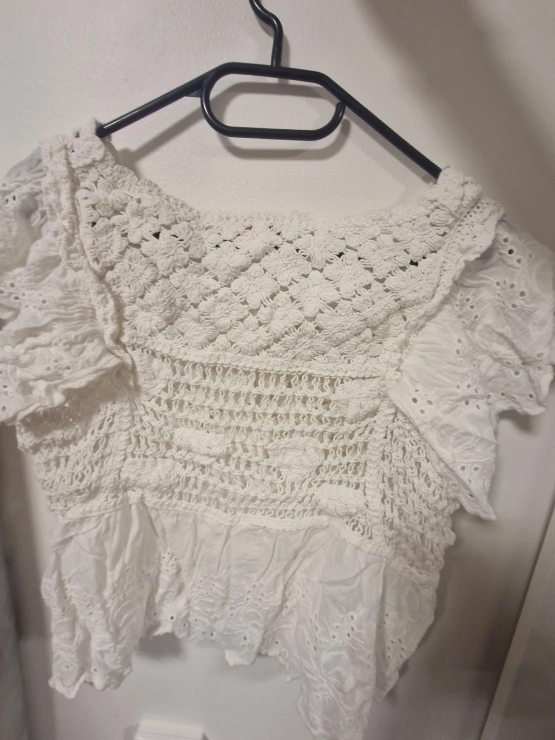 Vit sommrig blus med spets och volang  - 1