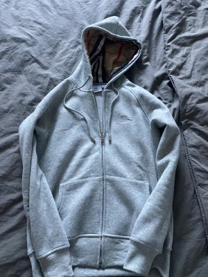 Säljer min burberry hoddie grå - Säljer min burberry hoddie i färgen grå, säljer den pga den e liten för mig. Helt nytt skick. Storlek S men passar bäst Xs och dom som precis har börjat använda S. Pris går att diskutera.