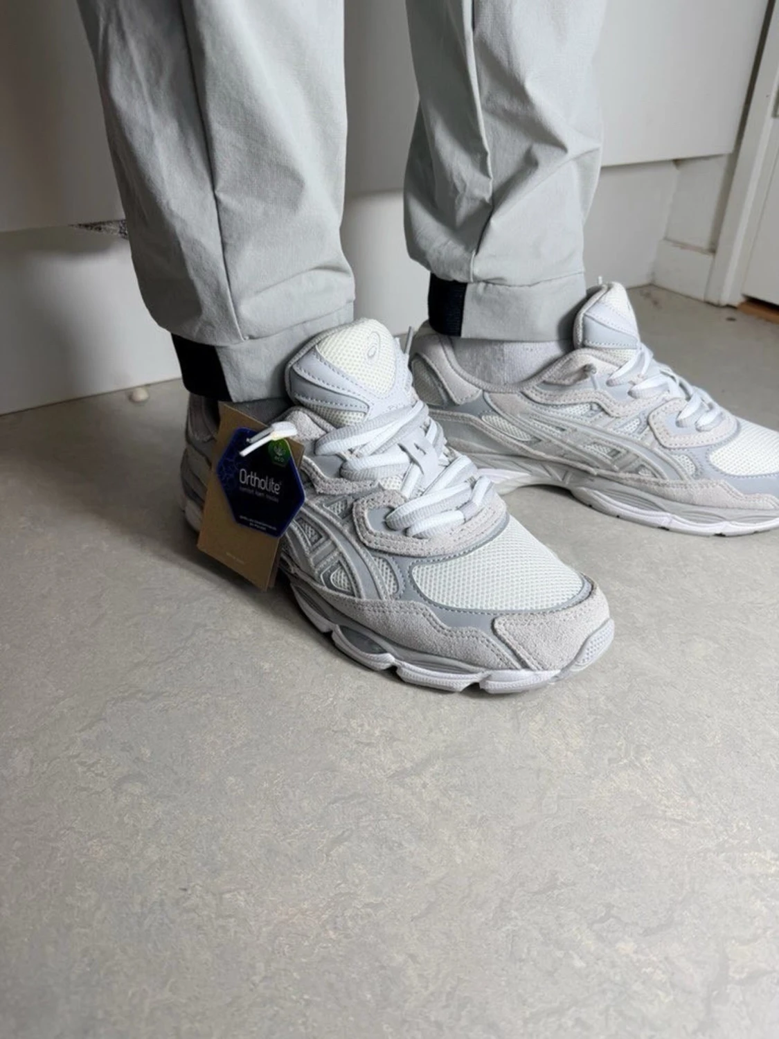 Vita Asics sneakers med mesh och mocka - 1