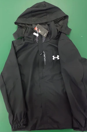 Under Armour vindjackor med huva - Två snygga vindjackor från Under Armour, en i svart och en i ljusgrått. Båda har huva, dragkedja framtill och elastiska muddar vid ärmslut. Jackorna är tillverkade i lätt polyester och har den klassiska Under Armour-loggan på bröstet. Perfekt för träning eller när du vill ha en sportig look. Finns i XS-XL finns i blå ochså 
