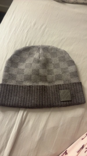 Grå rutig stilren mössa  - Jätte fin mössa som inte kommer till andvändning 