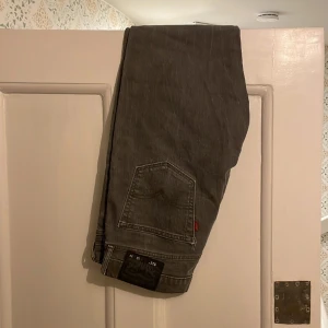 Grå jeans levis - Storlek 33/34. Är någonstans mellan regular och slim fit. Bra skick, har dock bara en liten leva vid ena fickan. Skriv om du har några frågor! 