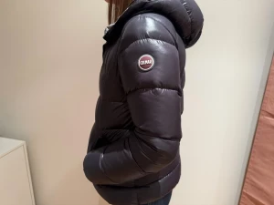 Svart Colmar pufferjacka med huva - Svart pufferjacka från Colmar med huva och dragkedja framtill. Jackan har ett stilrent, quiltat mönster och Colmar-logga på ärmen. Fodrad insida och två sidofickor med dragkedja. Perfekt för kalla dagar och snygg till jeans.