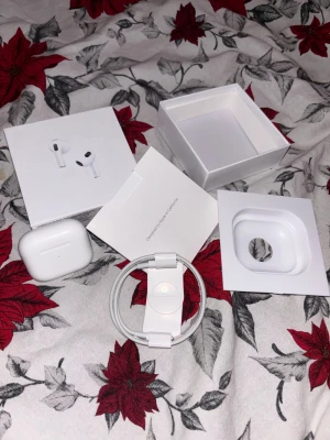 Apple AirPods 3 - Säljer ett par Apple AirPods 3 i mycket fint skick. Komplett med originalförpackning, laddningsetui, laddkabel och dokumentation. Inga synliga repor eller skador eftersom dom är oanvända . Perfekt för dig som vill ha trådlösa hörlurar med hög ljudkvalitet och smidig anslutning till Apple-enheter. Kan diskutera pris