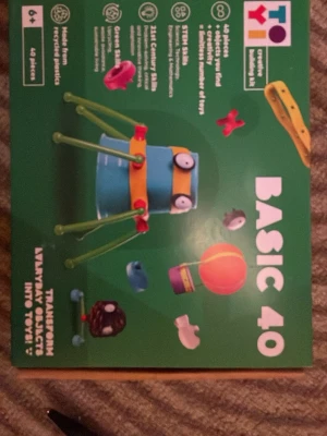 Byggsats (6+) - Helt ny leksaksbyggsats från Toyi, Basic 40, med olika kreativa delar och figurer.