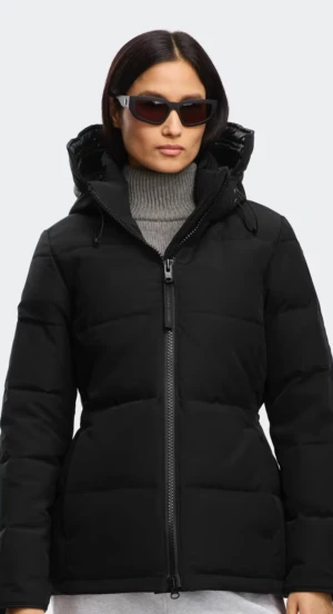  Canada Goose black label (med päls)  - Jättefin och unik canada goose black label köpt för 2 år sen. Den är i nyskick då den inte använts mycket, box och kvitto medföljer. Nypris 15900, pris kan diskuteras