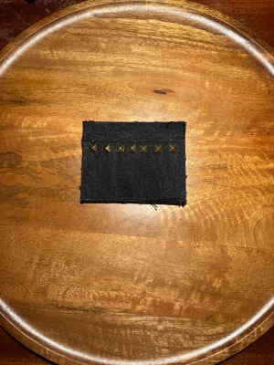 Svart R’essentials korthållare med nitar - Stilren och hållbar svart korthållare med guldiga nitar. Egendesignad och egentillverkad. Skriv för mer bilder eller övriga funderingar.