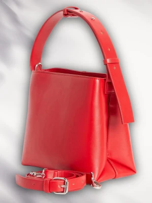 Ny röd väska med dubbla remmar – stilren & oanvänd - Ny röd väska i konstläder från Kappahl – elegant & praktisk! Justerbar axelrem och avtagbar justerbar rem med metallspännen - bär den som du vill 👜 Perfekt storlek: 19 x 23 x 10 cm – rymmer det viktigaste med stil  Flera fack med dragkedja inuti för smart organisering Aldrig använd, helt ny med prislapp (se sista bilden)  Nypris: 345 kr