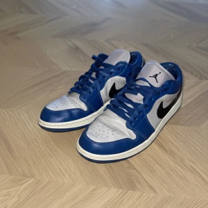 Nike Jordan 1 Low blå och vit -  Nike Jordan 1 Low sneakers
