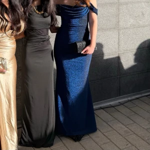 balklänning  - jättefin blå balklänning från bubbleroom (goddiva). köpt ny från plick och är endast använd en gång! finns några lösa sömmar längst ned, men är annars i fint skick. strl. xs och går nästan ned till marken med klackar på för mig som är 167. 💙