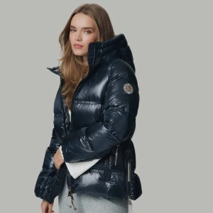 Mörkblå pufferjacka från Caya - I'm selling my Caya Erika Lux pufferjacket in navy and in the size XS🥹 no signs of wear whatsoever and it hasn't been used much, feel free to ask for pictures of the jacket and any other questions👍