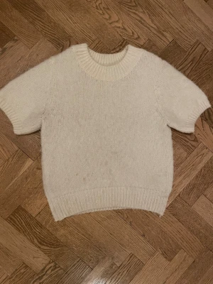Vit stickad tröja  - Fin & mysig stickat tröja från Gina Tricot! Inga defekter, använd fåtal gånger🩷