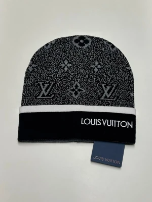 Lv Mössa -  Säljer en helt ny mössa aldrig använd. Storlek One Size. Snabb frakt, postas inom 24h efter köp. Skriv gärna om du har fler frågor. Kan även hämtas i Stockholm.