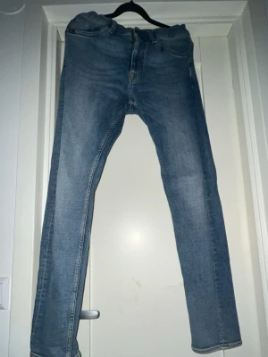 Tiger Of Sweden Jeans - Jeans i Nytt Skick från tiger of Sweden. Aldrig ens testat jeansen så dem är helt oanvända. Modellen heter Evolve. Jeansen är slim och inte skinny.