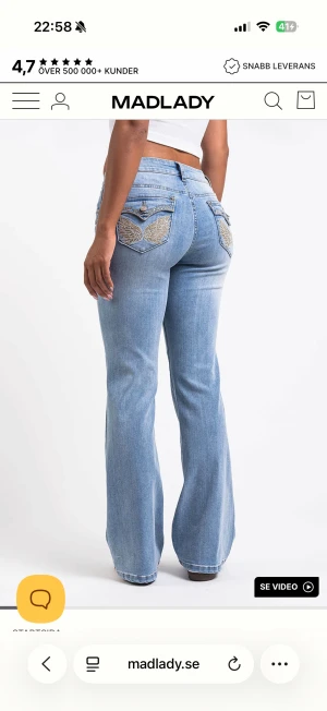 Ljusblå bootcut jeans med broderi - Snygga ljusblå bootcut jeans från Madlady med låg midja och broderade detaljer i guld på bakfickorna. Jeansen är i storlek S och längden short. De är ganska nya bara använda fåtal gånger, säljer de för 500kr nu pris 799kr