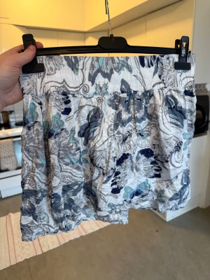 Odd molly kjol - Säljer en otroligt vacker kjol med en vit bottenfärg. Kjolen har ett mönster med fjärilar i färgerna grå och blå. Från märket Odd Molly. Storlek 2 som enligt deras storleksguide motsvarar en M. Fin men det kan finnas tråddraning tyvärr. .