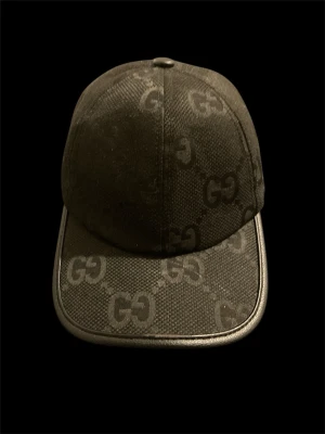 Svart GG-mönstrad keps  - Dröjer fina keps 
