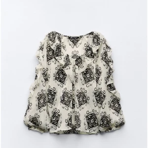 Zara blus  - Blus ifrån zara använd en gång och är som ny, säljer då  den inte kommer till användning, skriv för mer info💕💖