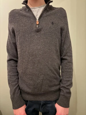 Morris merinoull half zip - Säljer min riktigt snygga Morris half zip tröja. Det står storlek M men har krympt i tvätten till XS men det märks inte på nåt sätt. Det är 100% merinoull. Kan förhandla om priset