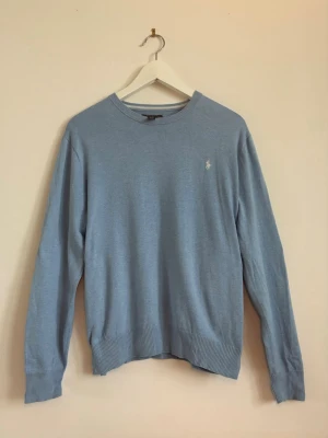 Ljusblå tröja från Ralph Lauren - Ljusblå tröja från Ralph Lauren. Passar small. Pris kan diskuteras, hör av dig vid minsta fråga!