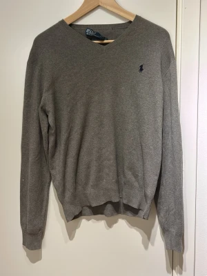 V ringad polo raulph lauren  - V ringad Polo Raulph Lauren, bra skick ända dåliga är lappen sitter inte helt fast, pris ej hugget i sten, hör av dig för frågor!