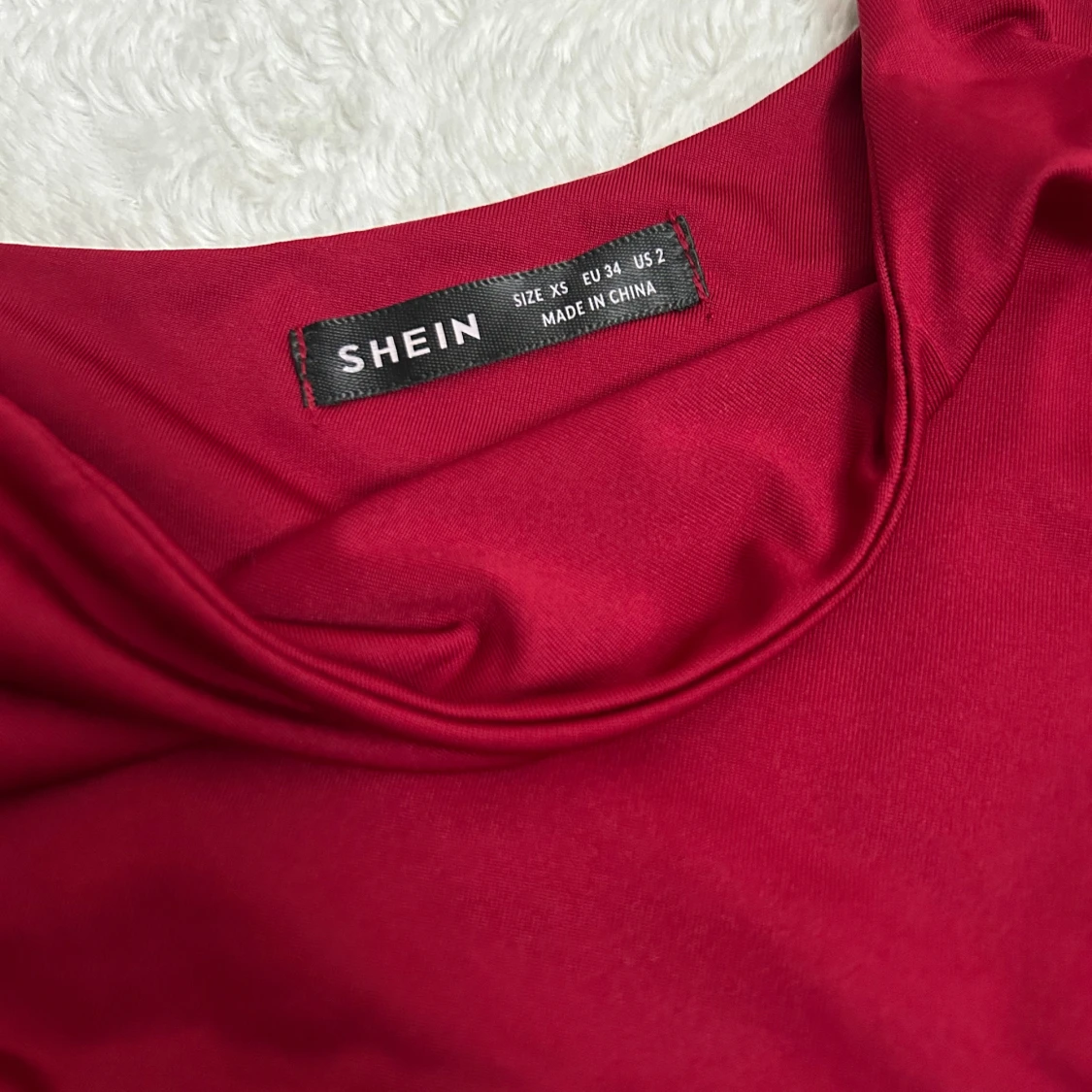 Röd one shoulder klänning från SHEIN (XS) - 3