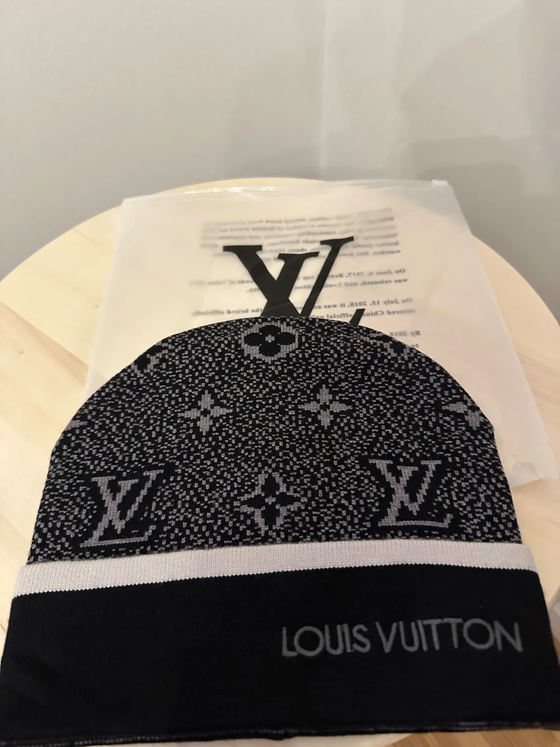 Svart och vit L och V mössa - 6