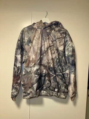 Real tree camo hoodie - Storlek XL men sitter som en Large