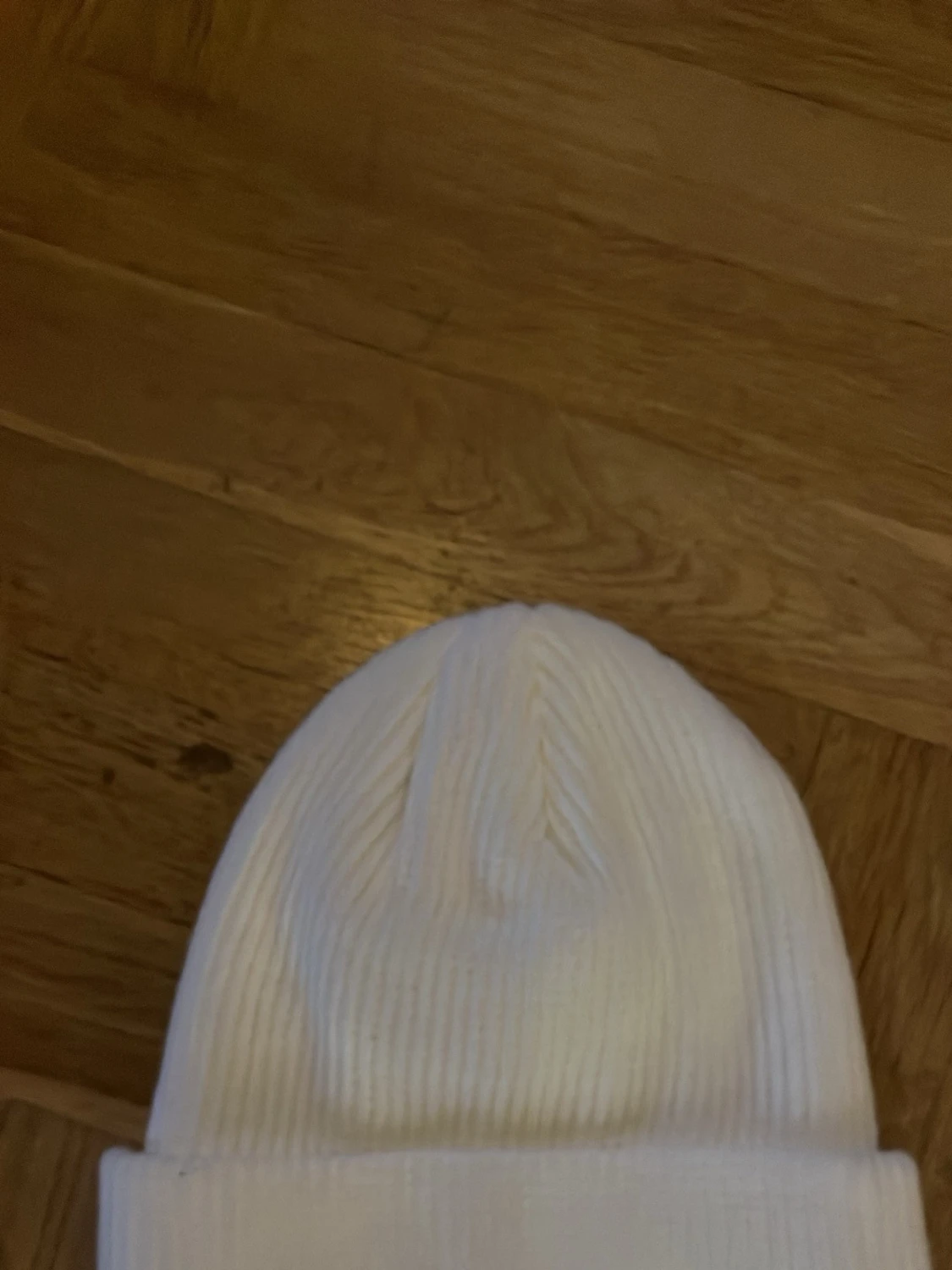 Vit ribbad mössa med hjärtdetalj - 1