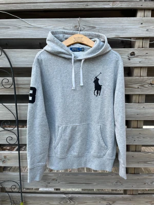 Grå Ralph Lauren Big Pony Hoodie  - Riktigt snygg och eftertraktad hoodie från Ralph Lauren. Storlek M, men kan nog även passa en S. Fint skick, hör gärna av er vid funderingar🙌 Perfekt för vinterkylan☃️