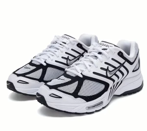 Nike Pegasus vit/svart sneakers - Nike Pegasus sneakers i vit och svart med meshpaneler och snygga grafiska detaljer. Skorna har snörning, platt sula och rund tå. Perfekt för dig som gillar sportig stil och vill ha bekväma skor med cool design. Swoosh-loggan på sidan och full längd Nike Air-dämpning.