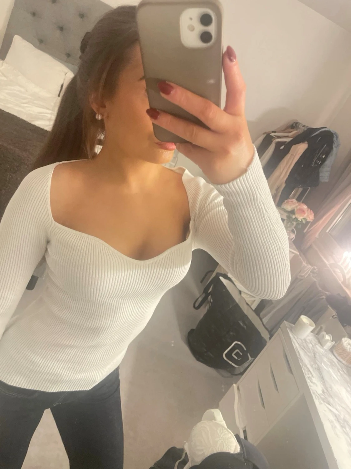 Vit ribbad långärmad topp med v-ringning - 1