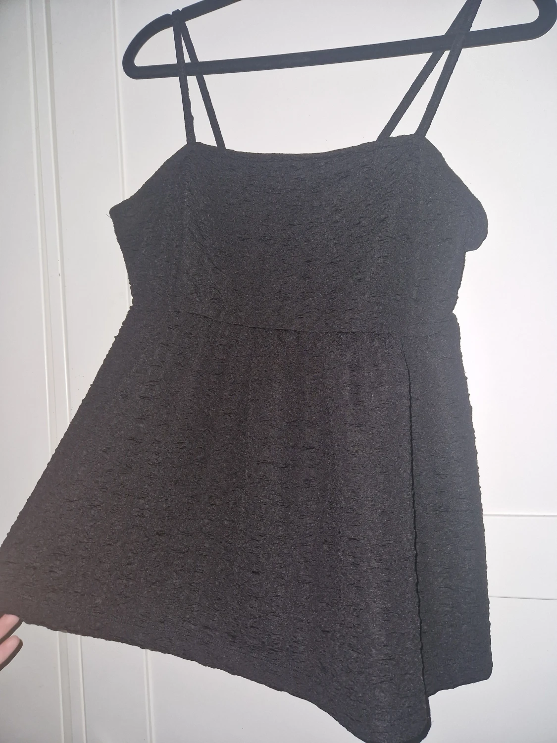 Svart tröja med volanger