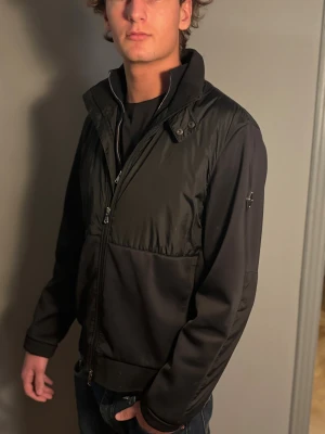 J.Lindeberg cardigan - Säljer en sällsynt cardigan från J.Lindeberg i storlek M. Skicket ligger 9/10 då den är använt ett fåtal gånger och har inga defekter! 🟢Mitt pris: 900kr  🔴Nypris: 3500kr