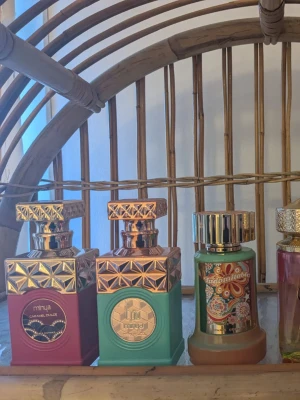 Paris corner splitpaket  - 4 stycken 2 ml glasdekanter med spray ✨️Välj bland dessa dofter🔅Minya caramel dulce🔅Minya🔅Indomitable🔅Khair peach delulu🔅Mango jugoso🔅Date caramel🔅Miel vanille🔅Qissa Gala 