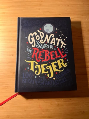Godnattsagor för rebelltjejer - Upptäck 100 inspirerande berättelser om fantastiska kvinnor som har förändrat världen! Perfekt för unga som vill drömma stort och hitta nya förebilder. Färgstarka illustrationer och peppande texter gör läsningen både rolig och motiverande.