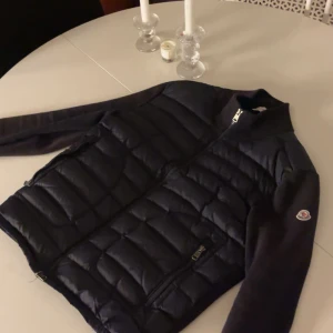 Mörkblå moncler cardigan  - Säljer en mörkblå moncler cardigan som har använts under en sommar, ena armen är en del solblekt annars inga defekter. Storlek S prislapp påse ingår. NFC funkar! Hör av er vid frågor eller funderingar. 