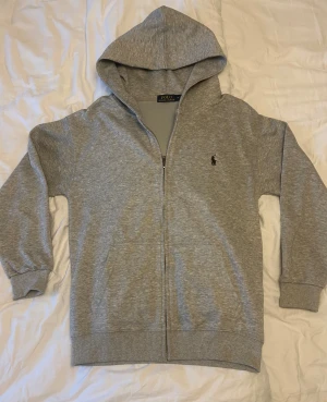 Ralph lauren zip up - Säljer denna Ralph lauren tröjan som jag har aldrig använt, helt oanvänd med etikett kvar!     Tröjan är perfekt för vardagsförbruk!  Tröjan är M fasta passar även S