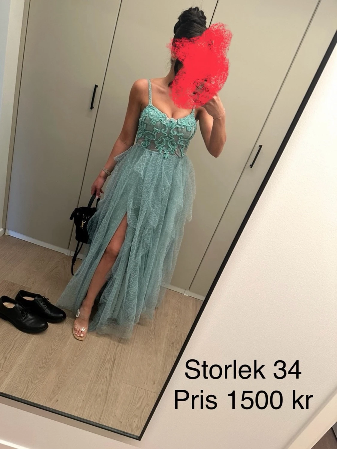 Mintgrön långklänning med spetsdetaljer